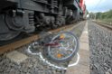 Radfahrer am Bahnuebergang vom Zug überrollt  P41